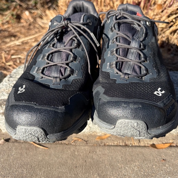 On Running Cloudventure Waterproof Trail shoe black 11.5